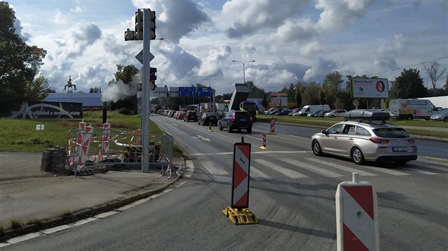 V noci z ptku na sobotu zaaly naplno prce na oprav jedn z nejrunj kiovatek v eskch Budjovicch (14. z 2019)