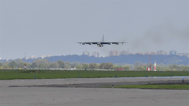 Americký bombardér B-52 na mošnovském letišti