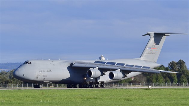 Americk transportn letoun C-5M SuperGalaxy na monovskm letiti