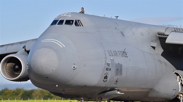 Americký transportní letoun C-5M SuperGalaxy na mošnovském letišti