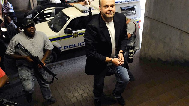 Jihoafričtí policisté eskortují Radovana Krejčíře k soudu v Pretorii (16. února 2012).