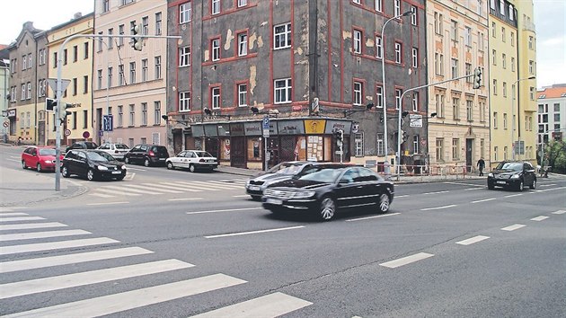 Přecházení je pro děti, které jdou pěšky, největší riziko. Vzdálenost, kterou musí ujít, zkrátí ostrůvky mezi jízdními pruhy nebo rozšíření chodníku na úkor ulice. Na snímku je křižovatka ulic Prokopova a Rokycanova v Praze 3 pře rekonstrukcí.