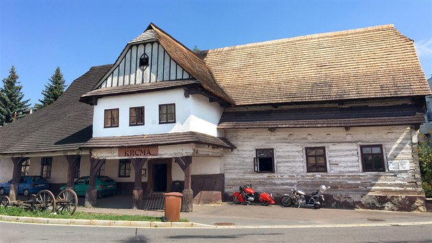 Historick restaurace Krma sdl v roubence na kiovatce. Zjezdn hostinec fungoval v tto budov u v roce 1643.