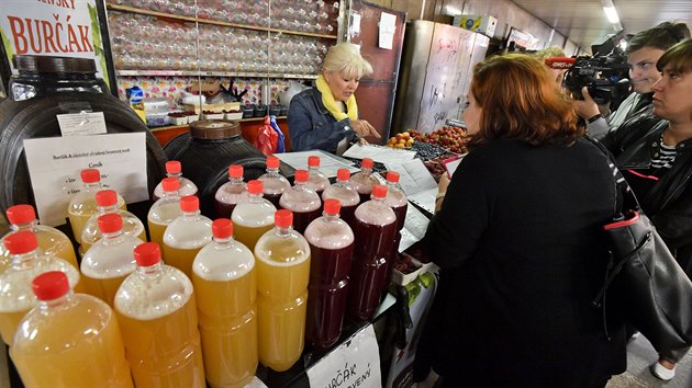 Inspektoi Sttn zemdlsk a potravinsk inspekce kontrolovali prodej burku u stnku ve foyer stanice metra I.P.Pavlova v Praze. (17. z 2019)