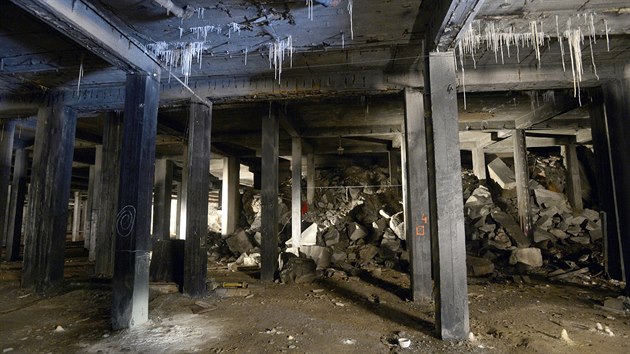 V�ude se nach�z� sutiny, zkorodovan� kabely a dal�� materi�l.