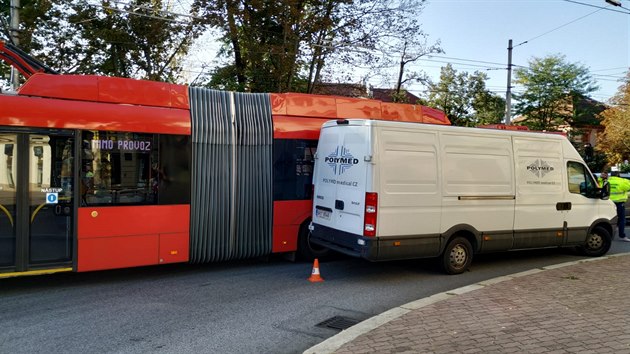 V eskch Budjovic havaroval trolejbus a dv auta. Nikdo se nezranil. (19. z 2019)