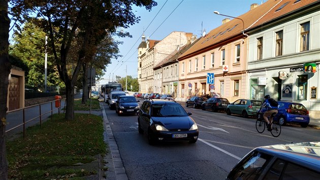 V eskch Budjovic havaroval trolejbus a dv auta. Nikdo se nezranil. (19. z 2019)