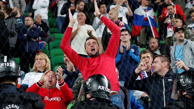 Slovent fanouci na stadionu v Budapeti pod dohledem policejnch tkoodnc.