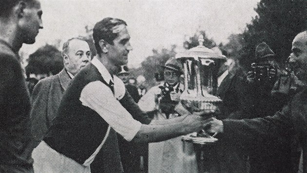 Kapitn Slavie Ferdinand Dauk pebr v roce 1938 v Budapeti trofej pro vtze Stedoevropskho pohru.