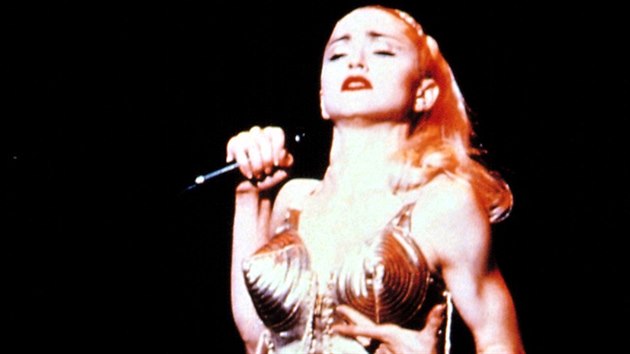 Inspirace pro odvn: korzet Madonny se piatou podprsenkou od Jeana Paula Gaultiera, kter pouila na pamtnm turn Blond Ambition v letech 1990-91. O deset let pozdji byl vydraen v londnskm auknm dom Christies za 32 450 britskch liber (tm 940 tisc korun).