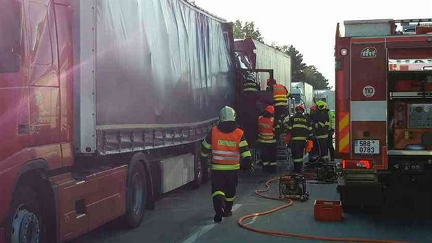 Hasii vyprouj zrannho idie jednoho ze dvou kamion, kter se srazily 10. z dopoledne na dlnici D2 ve smru na Brno nedaleko Bluiny.