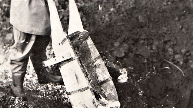 Unikátní fotografie, která byla dlouhá léta mylně interpretována jako záběr z asanace kontaminovaného hrobu. Ve skutečnosti snímek zachycuje asanaci území v Hostivici v roce 1940 zasaženého mimo jiné bojovou chemickou látkou yperitem, označovaným také jako bojový plyn.