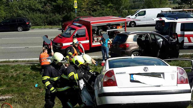 Po srážce Volkswagenu Passat a Volkswagenu Tiguan u Týnišťka zemřel jeden člověk. Množství lidí včetně batolete bylo zraněno.