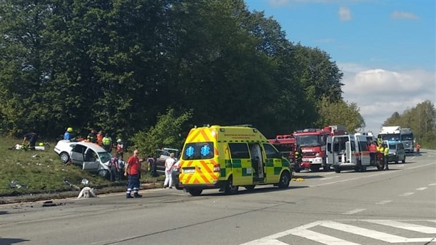 Po srce Volkswagenu Passat a Volkswagenu Tiguan u Tnika zemel jeden lovk. Mnostv lid vetn batolete bylo zranno.