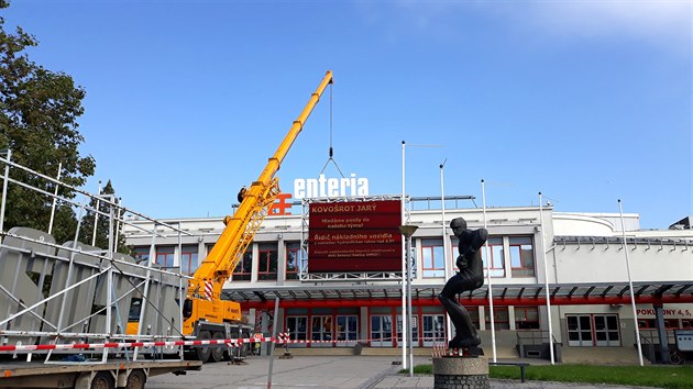 S instalac novho loga sponzora nad vstup zimnho stadionu pomhala tk technika. Z SOB Pojiovna ARENY, jej logo zdobilo stadion pesn jeden rok, je rzem enteria arena.