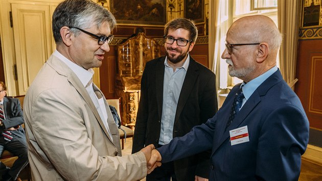 Český rusista Emil Voráček (vpravo) vítá ruského politologa Alexandera Lukina (vlevo) na konferenci o Šanghajské organizaci pro spolupráci (Praha, 11. září 2019)