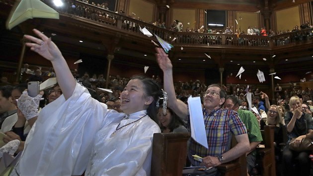 Tak pi letonm pedvn recesistickch Ig Nobelovch cen zvanch t antiNobel hzelo publikum paprov letadla. (Harvard, 12.9.2019)