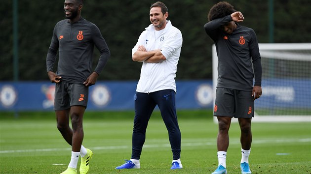 Frank Lampard, kouč Chelsea, během trninku před vstupem do Ligy mistrů. Vlevo Fikayo Tomori a vpravo Willian.