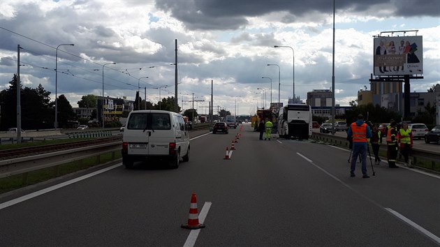 Místo nehody autobusu a nákladního vozu v Brně na Vídeňské. Provoz jen v jednom pruhu.