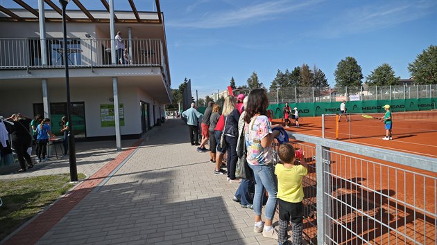 Nov zrekonstruovan sportovn zna se atnami, zzemm, vyhldkovou terasou, tenisovmi kurty i nafukovac halou na rskch Bouchalkch u slou veejnosti i dtem.