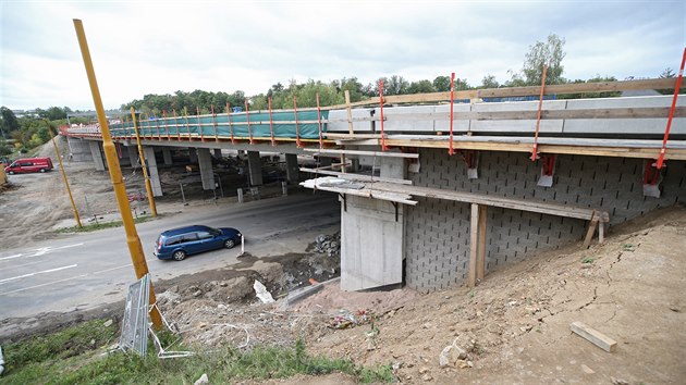 Dvouletá oprava čtyř mostů na dálničním přivaděči u Vodního ráje v Jihlavě by měla být hotová do konce letošního října. Stavební firma při té příležitosti silnici upraví tak, aby bylo snazší vybudovat tu v příštím roce nový sjezd.