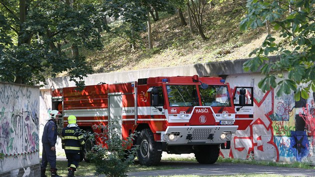 Před domem v Teplicích našli dva mrtvé, příčiny a okolnosti vyšetřuje policie. Na místě zasahovali i tepličtí hasiči.