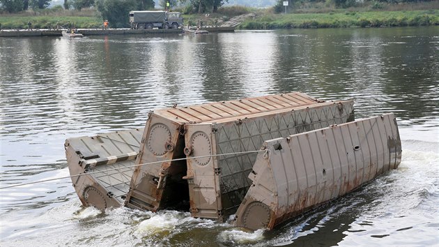 Čeští vojáci si spolu s kolegy z Texaské národní gardy na vodním cvičišti v Litoměřicích vyzkoušeli stavbu pontonového mostu přes řeku Labe.