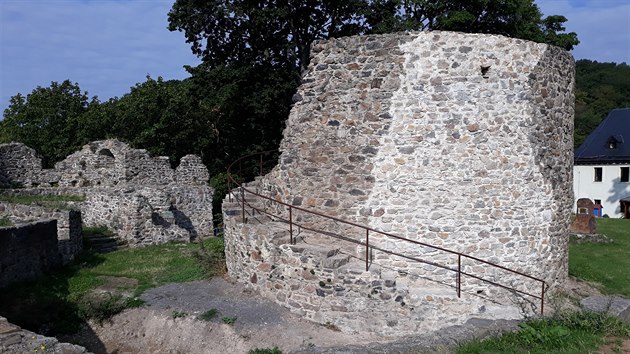 Za rekonstrukční práce na bývalé dělostřelecké věži, která se nachází nad štítovou zdí gotického hradu, město zaplatilo 1,2 milionu korun.