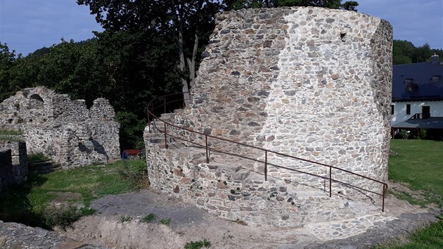 Na rekonstrukci byl použit původní materiál, tedy kameny, které se z věže loni vyvalily.