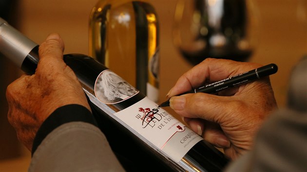 V místní cukrárně Cukrkandl U Kamenných lázní Pierre Richard lidem podepisoval lahve vína vlastní kolekci.