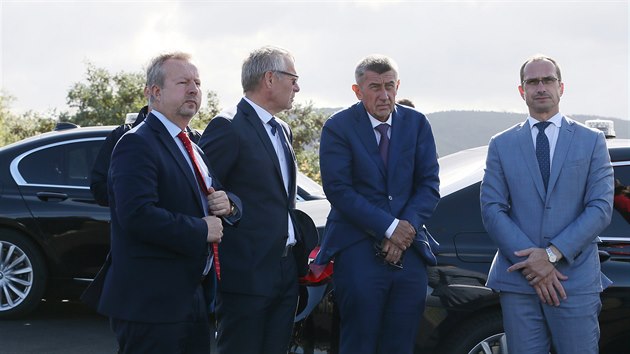 Premiér Andrej Babiš u jezera Milada. Jeho vláda bude hledat peníze na propojení jezer vzniklých na místě uhelných dolů.
