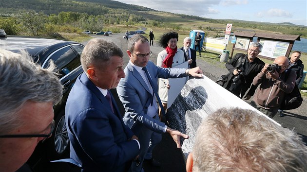 Premiér Andrej Babiš u jezera Milada. Jeho vláda bude hledat peníze na propojení jezer vzniklých na místě uhelných dolů.