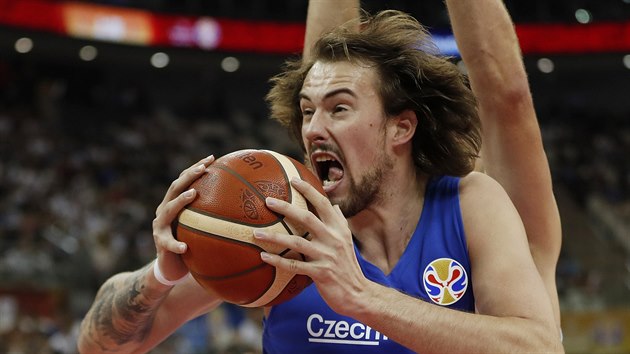 Český basketbalista Ondřej Balvín v utkání mistrovství světa proti Polsku.