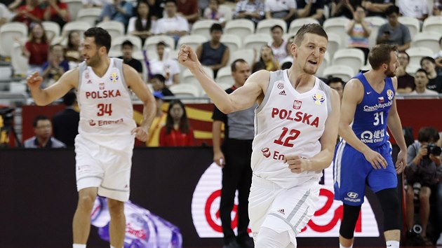 Polský basketbalista Adam Waczyňski a jeho radostné gesto v utkání mistrovství světa proti Česku.
