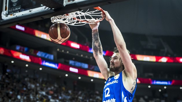 esk basketbalista Ondej Balvn smeuje v utkn mistrovstv svta proti Polsku.