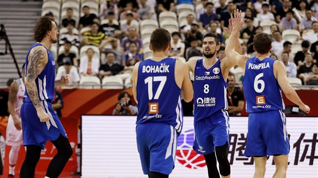 Čeští basketbalisté slaví povedenou akci v utkání mistrovství světa proti Polsku.