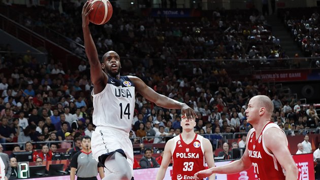 Americk basketbalista Khris Middleton zakonuje v utkn proti Polsku.