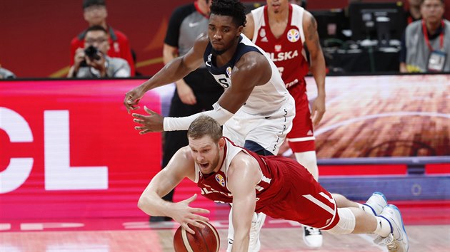 Americk basketbalista Donovan Mitchell (nahoe) a Polk Michal Sokolowski bojuj o m.