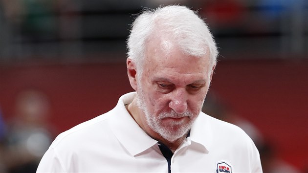 Zamylen americk trenr Gregg Popovich v utkn proti Polsku.