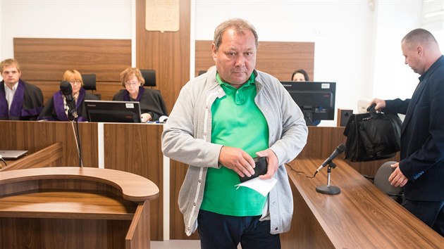 Pavel Pryszcz se u okresního soudu ve Vsetíně zodpovídá z nedbalostního zavinění požáru historické chaty Libušín na Pustevnách. (9. září 2019)