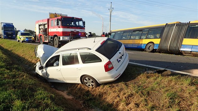 Pi nehod u Otrokovic se zranili tyi lid vetn cestujcch z autobusu hromadn dopravy.