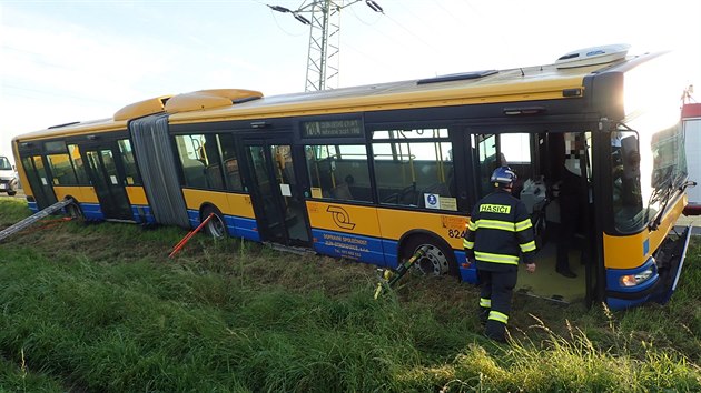 Při nehodě u Otrokovic se zranili čtyři lidé včetně cestujících z autobusu hromadné dopravy.