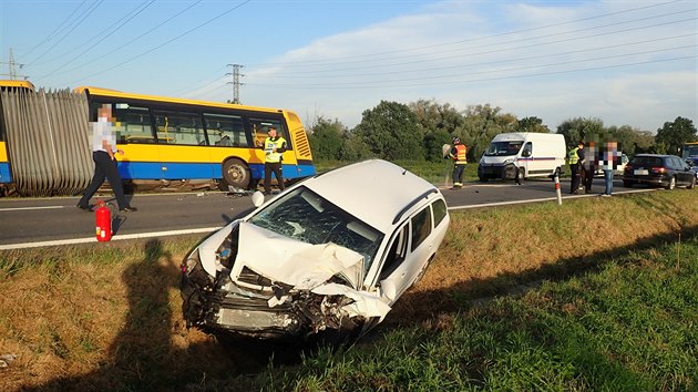 Při nehodě u Otrokovic se zranili čtyři lidé včetně cestujících z autobusu hromadné dopravy.