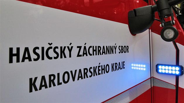 Slavnostn pedstaven nov hasisk techniky v Karlovarskm kraji. Nechyb zsahov vozidla nebo speciln dron.