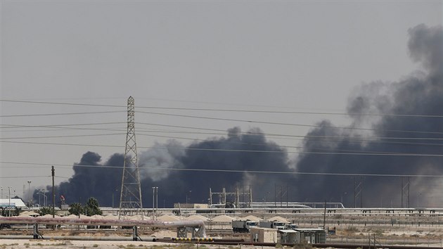 Kouř z ropného zařízení v saúdskoarabském Abkajku (14. září 2019)