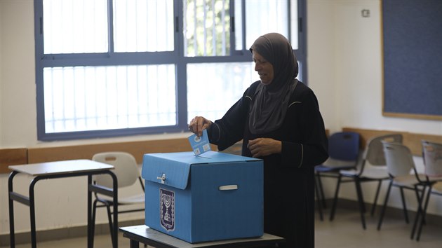 Muslimsk ena hlasuje v izraelskch volbch. (17. 9. 2019)