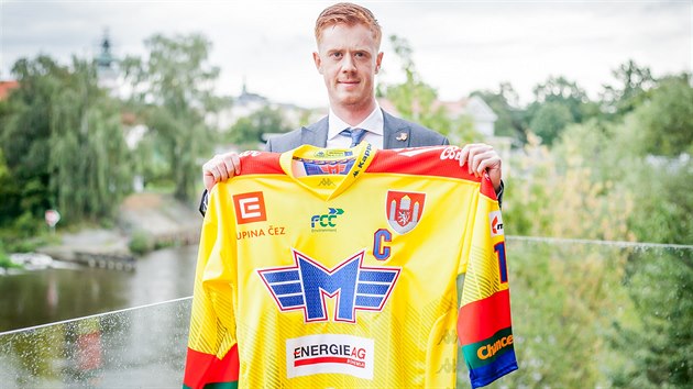 Nov kapitn eskobudjovickch hokejist, tiadvacetilet obrnce Pavel Pcha.