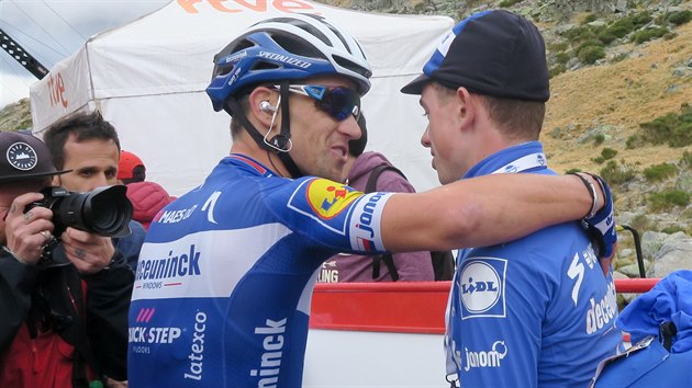 Zdeněk Štybar za cílem 20. etapy Vuelty objímá těžce potlučenéího týmového kolegu Jamese Knoxe.