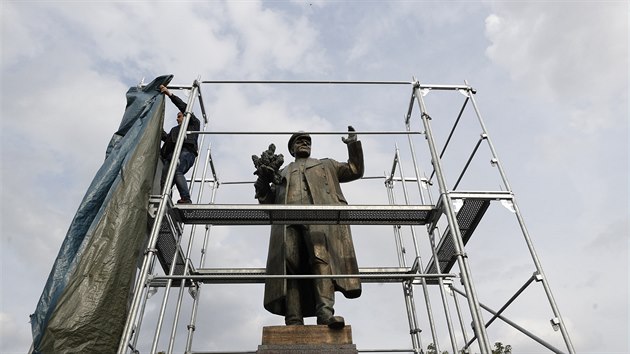 Jiří Černohorský podruhé strhl plachtu z pomníku Koněva. Policie ho odvedla za doprovodu davu, který policisty urážel. (2. září 2019)