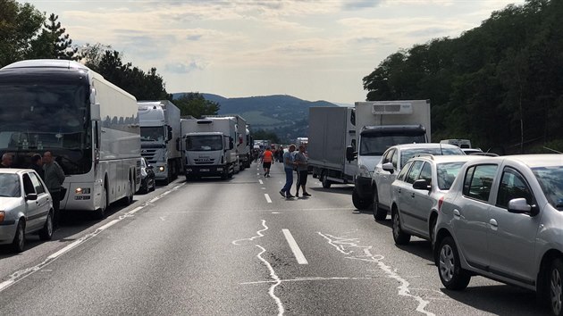 Na dlnici D5 ve smru na Prahu se srazilo pt aut. (11.9.2019)